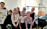 Воспитанники воскресной школы Христорождественского собора посетили с концертом военный госпиталь