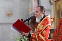 Митрополит Игнатий призвал верующих сплотиться вокруг святынь, а журналистов - быть крайне осторожными со словом.