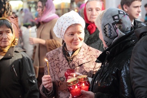 Благодатный огонь доставлен на дальневосточную землю