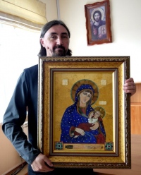 Образ Божией Матери из камня преподнесен в дар Святейшему Патриарху