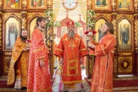 В четверг Светлой седмицы и в день памяти святой блаженной Матроны Московской митрополит Артемий возглавил Божественную литургию в Христорождественском соборе