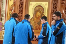 Молебен с участием российской сборной команды по хоккею с мячом в Спасо-Преображенском кафедральном соборе. 28 марта 2015 г.